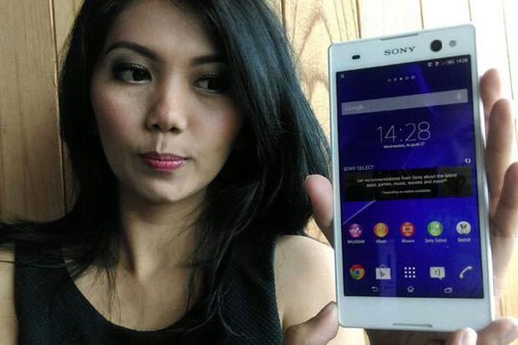 Model memamerkan Sony Xperia C3 di Jakarta, Rabu (27/8/2014).