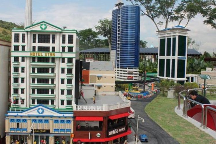 Pengunjung mengabadikan bangunan bersejarah yang dibuat dari lego di wahana wisata Legoland, Nusajaya, Johor, Malaysia.