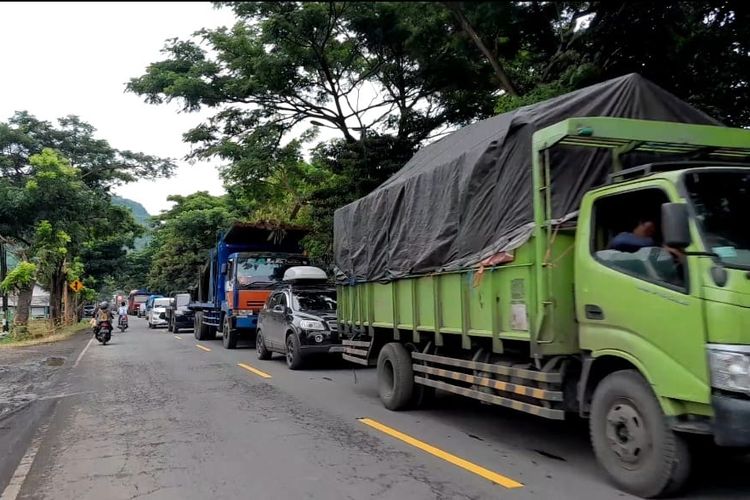 Kendaraan menuju ke Pelabuhan Ketapang mengular panjang 