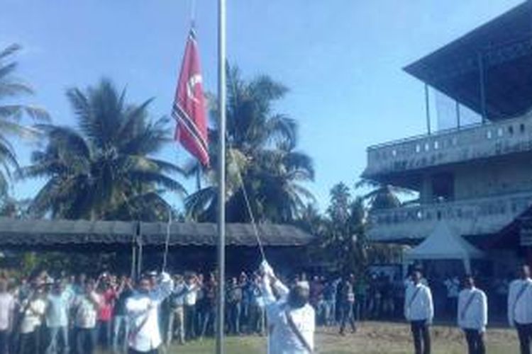 Mantan kombatan Gerakan Aceh Merdeka (GAM) Daerah Dua (dari Kecamatan Muara Dua Lhokseumawe dan Kecamatan Samudera Aceh Utara), Jumat (4/12/2015) mengadakan upacara pengibaran bendera “bulan sabit bintang” di Desa Jambo Timu Kecamatan Blang Mangat, Lhokseumawe.  