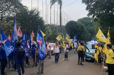 Pendukung Ridwan Kamil-Suswono Kibarkan Bendera Partai KIM Plus di Lokasi Debat Pilkada Jakarta