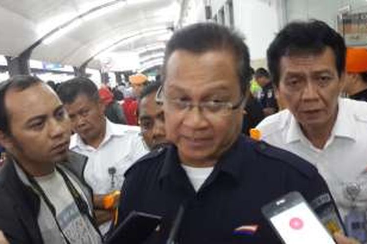 Direktur Utama PT Kereta Api Indonesia (KAI), Edi Sukmoro saat melakukan inspeksi di Stasiun Kota Malang, Kamis (8/12/2016)