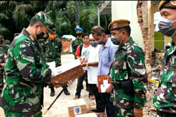 Danlanud Roesmin Nurjadin Pekanbaru Marsma TNI Ronny Irianto Moningka saat menyerahkan penghargaan kepada enam prajurit Batalyon Arhanudse 13 Pekanbaru dan dua orang warga yang membantu evakuasi pilot pesawat tempur jatuh diPerumahan Mutiara Indah, Desa Kubang Jaya, Kecamatan Siak Hulu, Kabupaten Kampar, Riau, Kamis (18/6/2020).