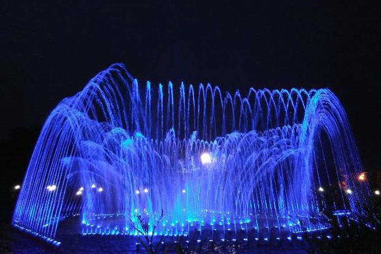 Air mancur menari di Taman Kota Lumintang, Denpasar.