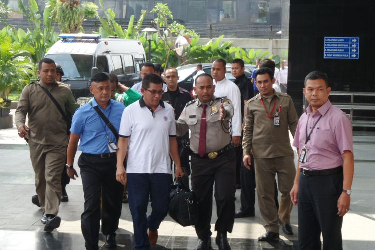 Enam orang yang ditangkap dalam operasi tangkap tangan di Jawa Timur, tiba di Gedung KPK Jakarta, Selasa (6/6/2017).