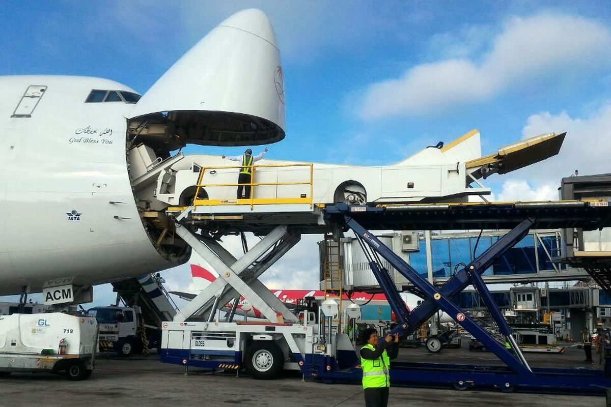 Tangga motorized atau excavator yang khusus digunakan oleh Raja Salman telah mendarat lebih dulu sejak tengah malam tadi di Bandara Halim Perdanakusuma dan Bandara Ngurah Rai Bali.