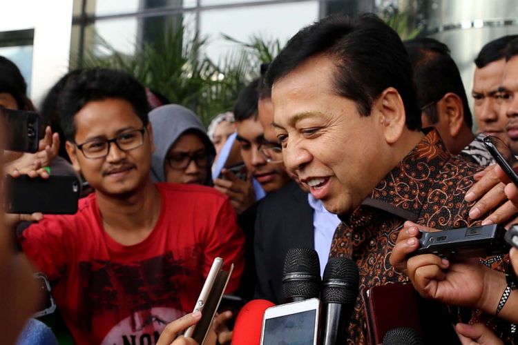 Ketua DPR Setya Novanto meninggalkan Gedung Komisi Pemberantasan Korupsi (KPK) seusai diperiksa di Jakarta, Jumat (14/7/2017).  Setya Novanto diperiksa sebagai saksi untuk kasus dugaan korupsi dalam pengadaan Kartu Tanda Penduduk berbasis elektronik ( e-KTP).