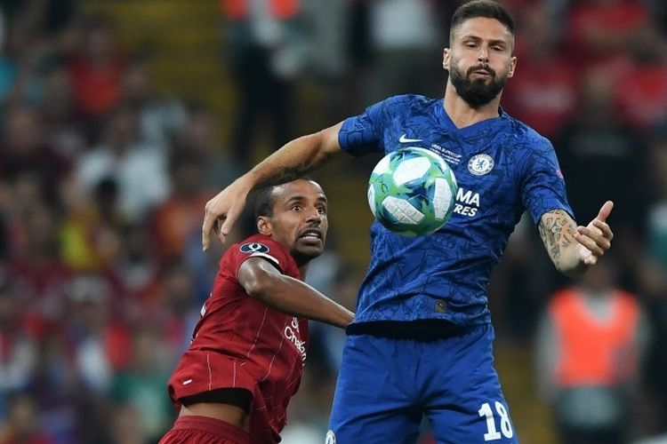 Olivier Giroud dan Joel Matip berebutan bola pada pertandingan Liverpool vs Chelsea dalam Piala Super Eropa 2019 di Vodafone Park, kandang Besiktas, Istanbul, 14 Agustus 2019. 