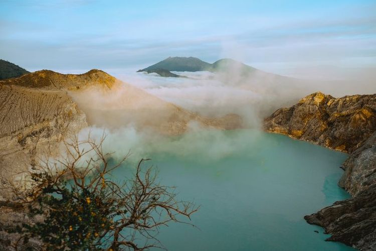 Pemandangan di Kawah Ijen di Banyuwangi.  Seorang penambang belerang tewas di kawah Gunung Ijen,