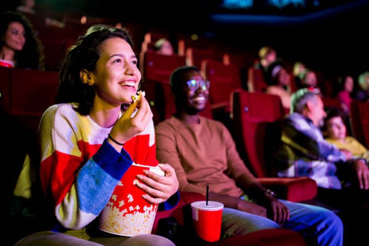 Ilustrasi mengapa popcorn identik dengan bioskop.
