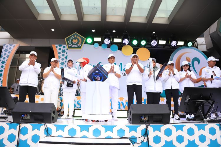 Menteri Agama (Menag) Nasaruddin Umar secara resmi melepas peserta CFD Mawlid Fun Walk dari Kantor Kemenag, Jakarta, Minggu (24/8/2025) pukul 07.00 WIB.

