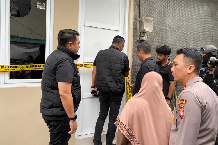 Petugas gabungan menggeledah salah satu rumah Alex Bonpis di kawasan Kampung Bahari, Jakarta Utara pada Selasa (17/1/2023). Hal ini dilakukan setelah bandar narkoba itu ditangkap pada Senin (16/1/2023) malam. 