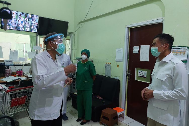 Wali Kota Salatiga Yuliyanto meninjau ruang operasional pengawasan pasien Covid-19 di RSUD Salatiga