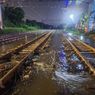 Perlintasan Kereta Api Depan JIS Terendam Banjir Rob Malam Ini