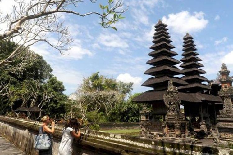 Turis asing mengabadikan keindahan Pura Taman Ayun di Mengwi, Kabupaten Badung, Bali, Senin (15/8/2016). Wisata ke Bali kini dapat dilakukan siapa pun dengan biaya terjangkau.