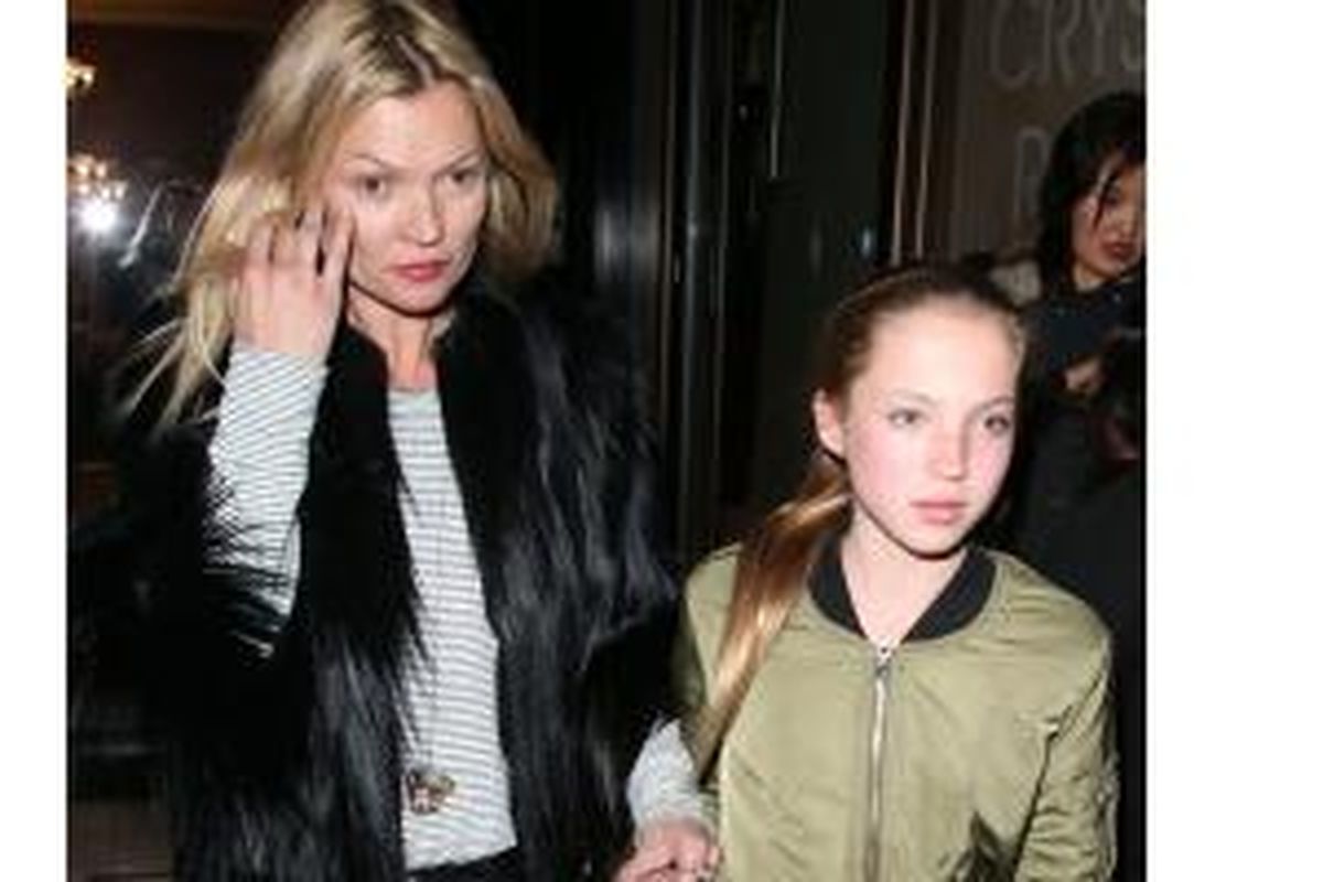 Kate Moss (kiri) dan Lila Grace (12) keluar dari sebuah restoran di Inggris setelah makan malam ibu dan anak. 