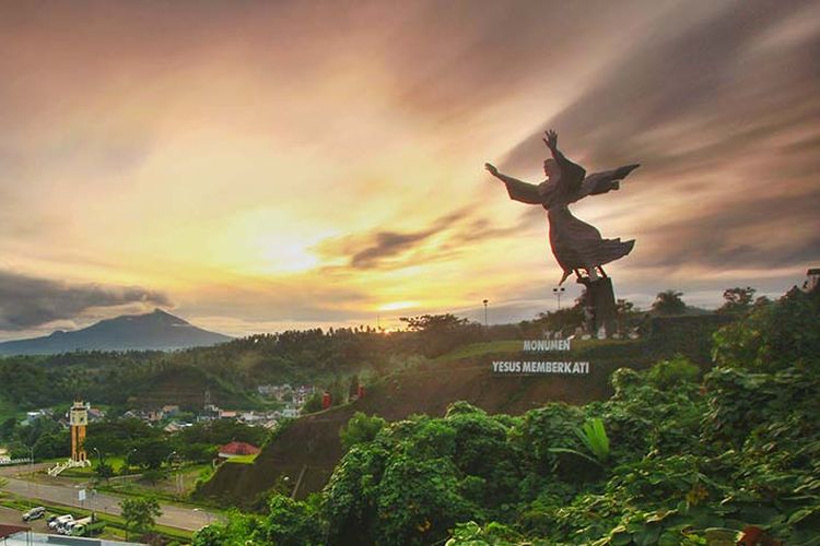 Patung Yesus Memberkati di Manado yang dibangun Ciputra.