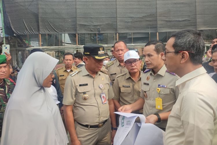 Penjabat (Pj) Gubernur DKI Jakarta, Heru Budi Hartono saat mendatangi RW 07 Rawajati  Pancoran, Jakarta Selatan, Senin (8/5/2023). Lokasi ini menjadi salah satu wilayah yang terkena program Normalisasi Kali Ciliwung. Lokasi ini menjadi salah satu wilayah yang terkena program Normalisasi Kali Ciliwung. 