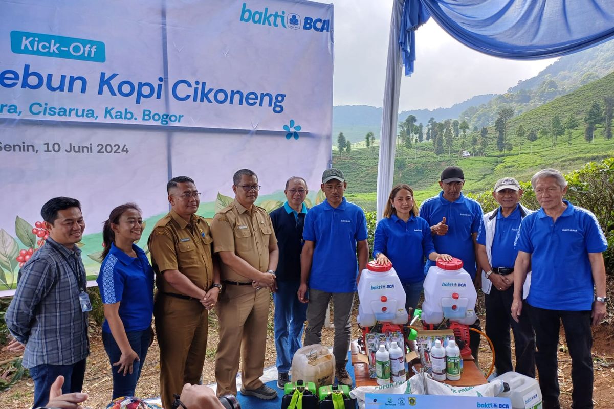 EVP Corporate Communication & Social Responsibility BCA Hera F. Haryn dalam Kick Off Revitalisasi Kebun Kopi Cikoneng di Bogor, Jawa Barat, Senin (10/6/2024).