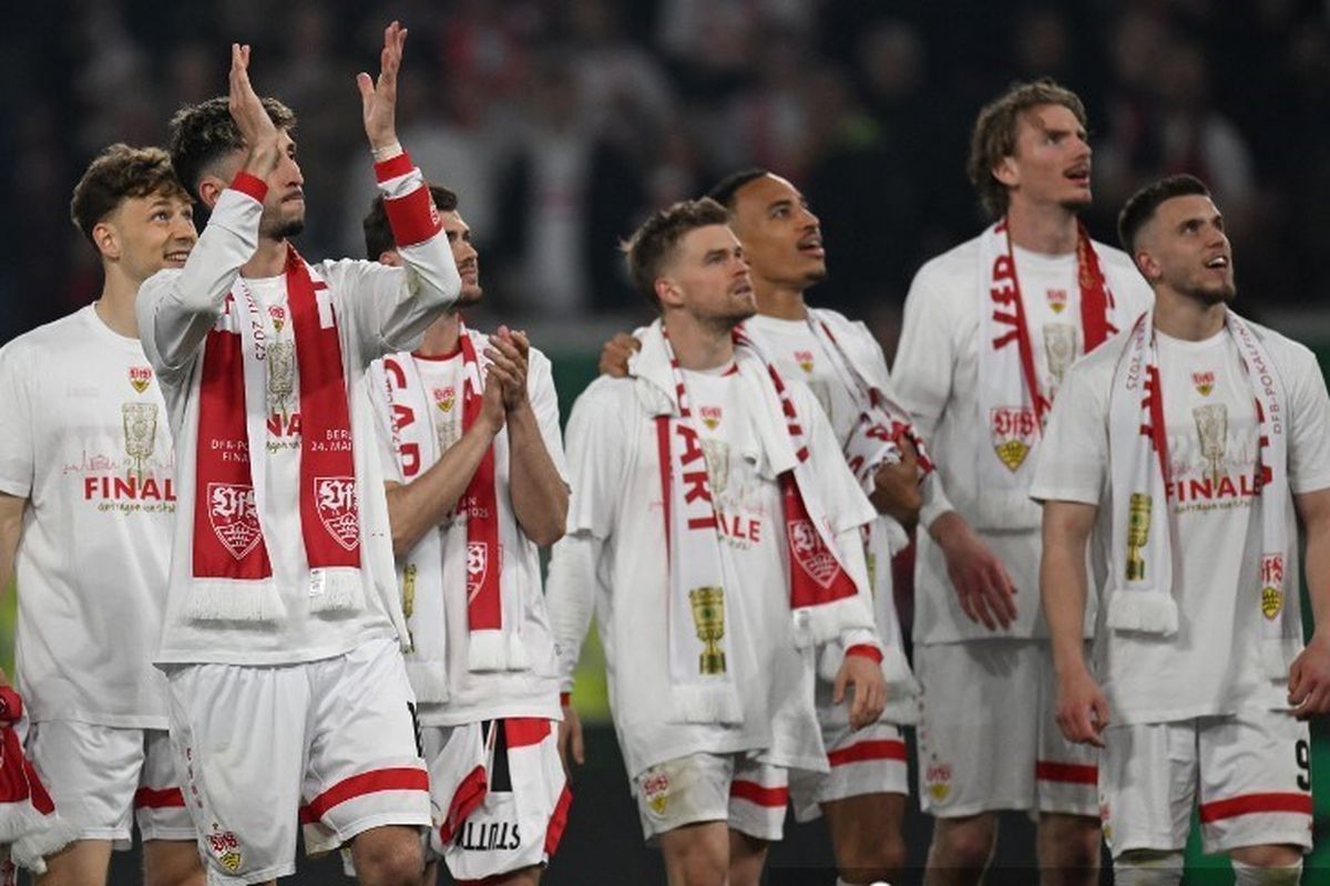 Para pemain Stuttgart merayakan kemenangan usai melakoni pertandingan semifinal DFB Pokal alia Piala Jerman 2024-2025. Semifinal DFB Pokal antara VfB Stuttgart vs RB Leipzig digelar MHP Arena di Stuttgart, barat daya Jerman pada 2 April 2025. (Photo by THOMAS KIENZLE / AFP)