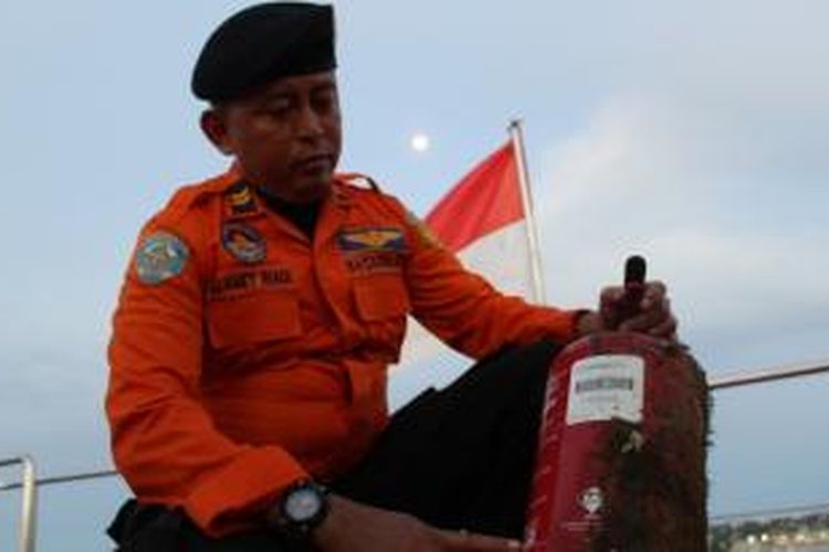 Tabung ditemukan Basarnas di Perairan Cindarana, Majenne Sulawesi Barat