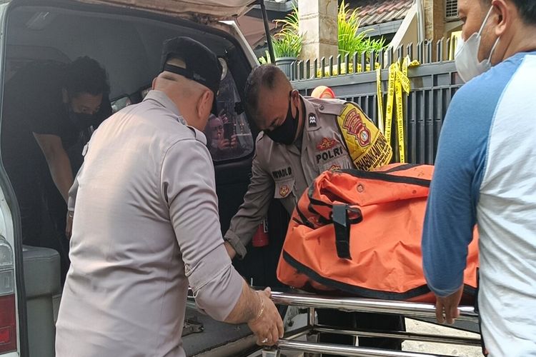 Seorang perempuan berinisial D (42) tewas diduga akibat bakar diri di sebuah perumahan di Kelurahan Gebang Raya, Kecamatan Periuk, Kota Tangerang, Senin (28/11/2022). 