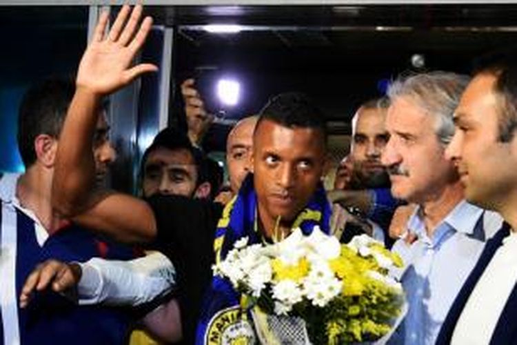 Luis Nani saat tiba di Bandara Sabiha Gokcen, Istanbul, Turki, Minggu (5/7/2015)