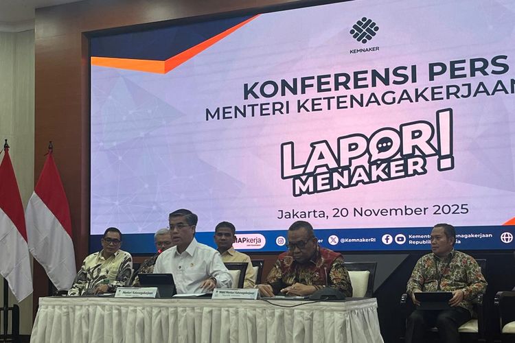 Menteri Ketenagakerjaan (Menaker) Yassierli (kanan) dan Wakil Menaker Afriasnyah Noor dalam konferensi pers di kantor Kementerian Ketenagakerjaan, Jakarta, Kamis (20/11/2025).