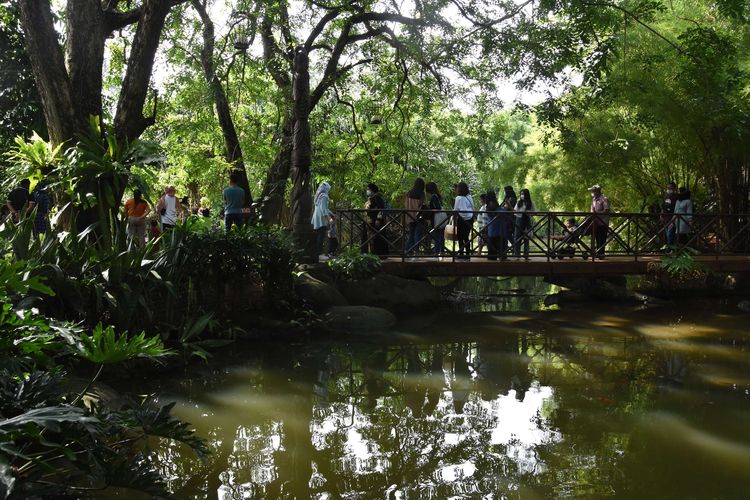 Pengunjung berwisata di Faunaland Ancol, Jakarta Utara, Kamis (11/3/2021). Hari libur pada peringatan Isra Miraj dimanfaatkan warga dengan mengunjungi sejumlah tempat wisata dengan tetap menerapkan protokol kesehatan di masa pandemi.