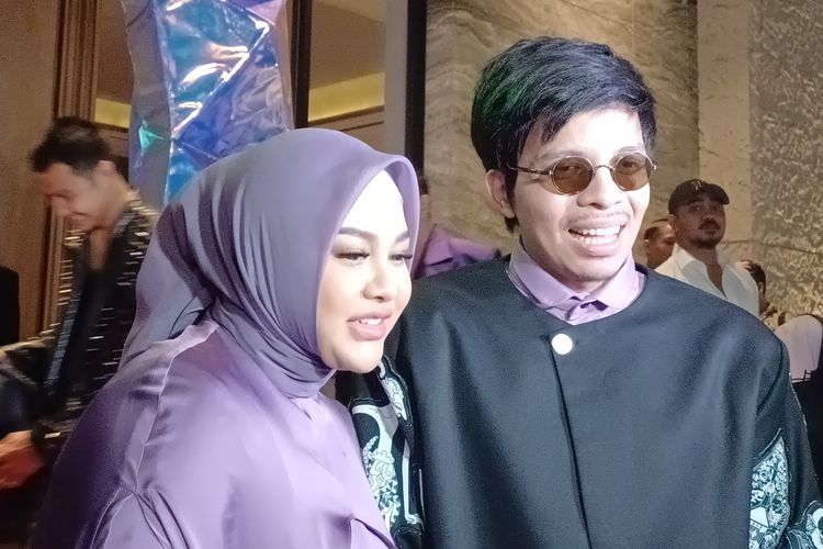 Pasangan penyanyi Aurel Hermansyah dan YouTuber Atta Halilintar saat ditemui di daerah Alam Sutera, Tangerang, Kamis (11/1/2024).