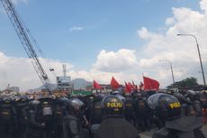 Tolak UU Cipta Kerja, Buruh dan Mahasiswa Memaksa Tutup Akses Tol Cileunyi