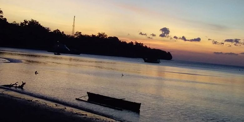 Suasana senja di Pantai Wairterang, Maumere, Flores, Nusa Tenggara Timur, Senin (10/6/2019).