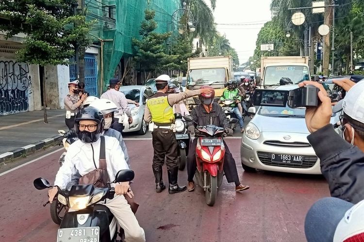Dua ruas jalan yang kerap menjadi pusat keramaian di Kota Bandung yakni jalan Asia Afrika dan Jalan Ir H Juanda (Dago) menjadi pilot project pelaksanaan penyekatan kendaraan dengan sistem ganjil genap. (KOMPAS.COM/PUTRA PRIMA PERDANA)