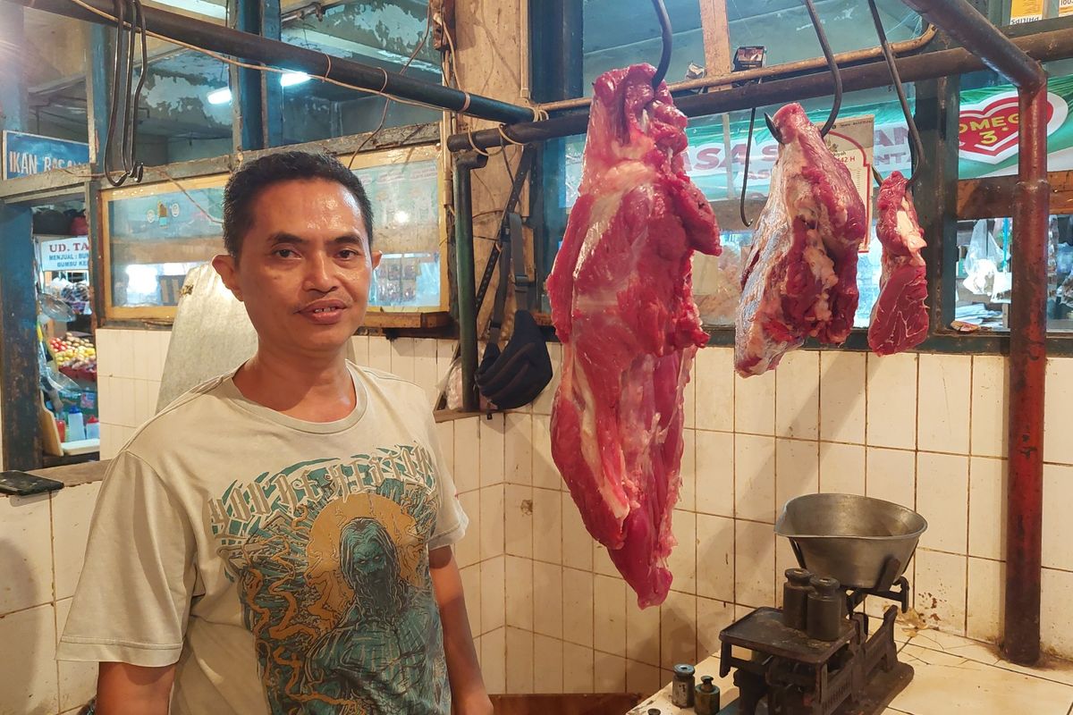Adi (50) pedagang daging di Pasar Slipi, Palmerah, khawatir jika harga daging sapi terus meningkat menjelang lebaran 2022.