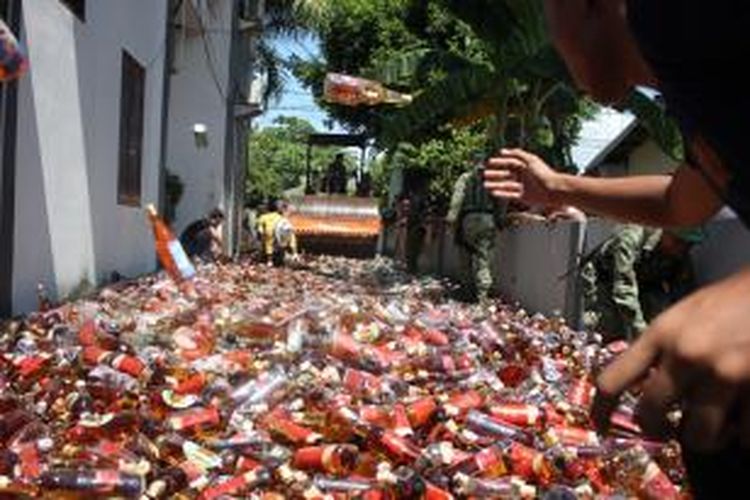 Lebih dari 10.000 botol miras ilegal asal Malaysia dimusnahkan Bea Cukai Nunukan. Masih banyaknya jalur tikus di wilayah perbatasan Nunukan menjadikan upaya penyelundupan barang ilegal masih marak.