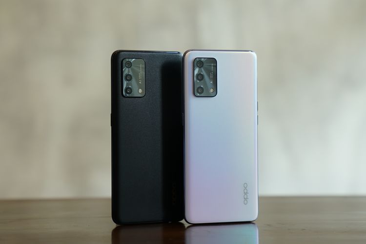 Oppo A95 dijual di Indonesia seharga Rp 4 juta. Ponsel ini hadir dalam pilihan warna Glowing Rainbow Silver (kiri) dan Glowing Starry Black (kanan).