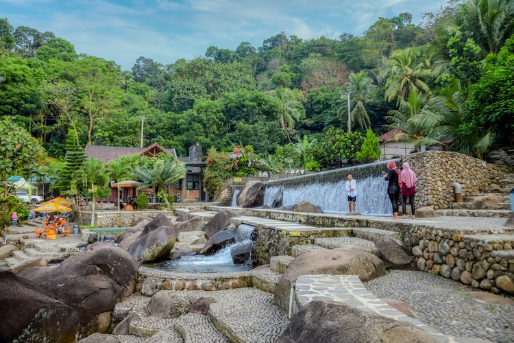 Taman Batu Purwakarta, salah satu destinasi wisata di Purwakarta yang sering dimanfaatkan untuk spot berfoto.
