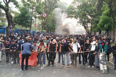 Ricuh Demo Mahasiswa di Sejumlah Daerah, 3 Kritis hingga Ratusan Luka-luka 