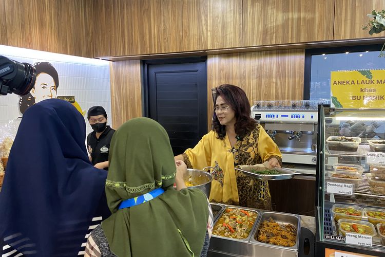 Bu Nanik layani pengunjung di toko