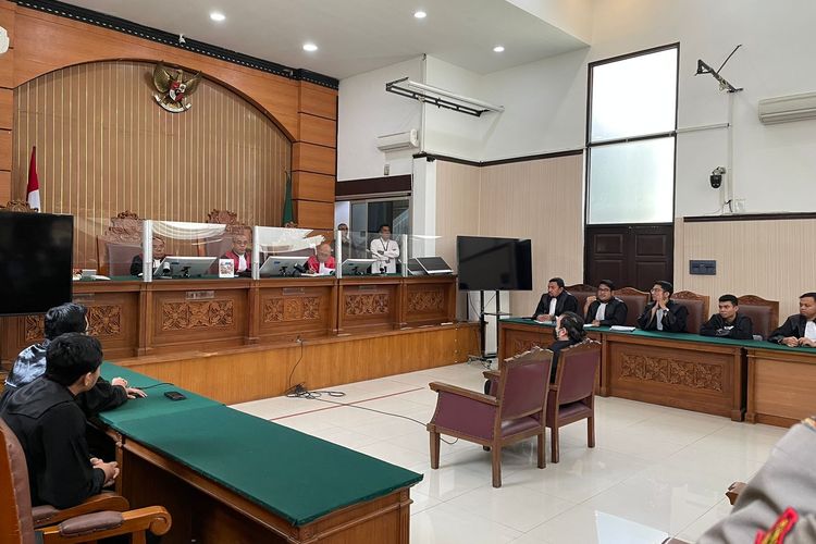 Dito Mahendra, terdakwa kasus dugaan kepemilikan senjata api (senpi) atau benda tajam tanpa izin alias ilegal, divonis hukuman pidana tujuh bulan penjara.  Vonis itu dibacakan Hakim Ketua I Dewa Made Budi Watsara dalam sidang pembacaan putusan di Pengadilan Negeri (PN) Jakarta Selatan, Kamis (4/4/2024).