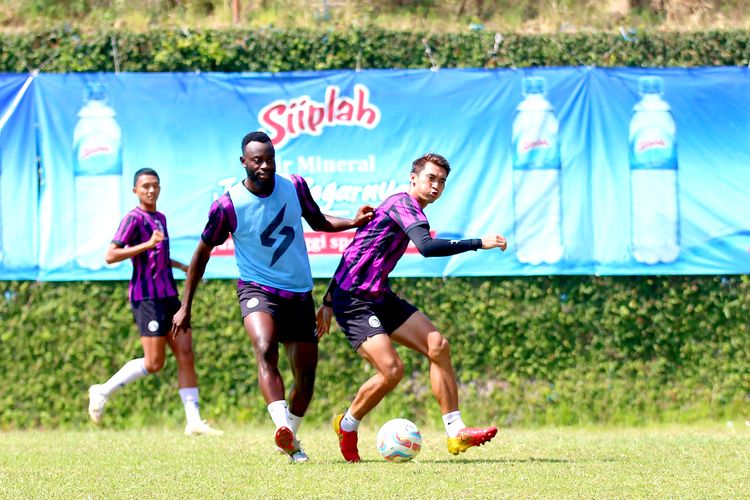 Pemain Arema FC Charles Lokolingoy dan Syaeful Anwar saat pemusatan latihan tim yang diadakan selama 3 hari di Lapangan Agro Kusuma Kota Batu, Jawa Timur, Senin (16/10/2023) pagi.