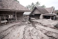 Kembali ke Rumah, Hari Mengais Uang Rp 50 Juta Miliknya yang Terpendam Abu Vulkanik Gunung Semeru