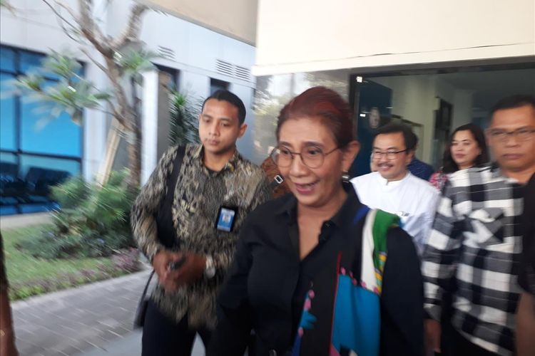 Menteri Kelautan dan Perikanan Susi Pudjiastuti keluar dari Gedung Bedah Pusat Terpadu RSUD Dr Soetomo, Surabaya, Jawa Timur, usai menjenguk Wali Kota Surabaya Tri Rismaharini di ruang ICU rumah sakit, Sabtu (29/6/2019).