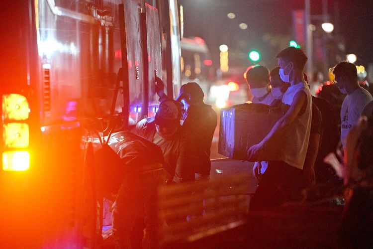 Sejumlah pekerja di pusat scam Kamboja membawa barang bawaan mereka setelah terbebas dari sindikat kriminal tersebut, di Sihanoukville, Kamboja, 14 Januari 2026. Ratusan orang menghirup udara bebas setelah ditangkapnya bos scam Kamboja Chen Zhi yang telah dideportasi ke China.