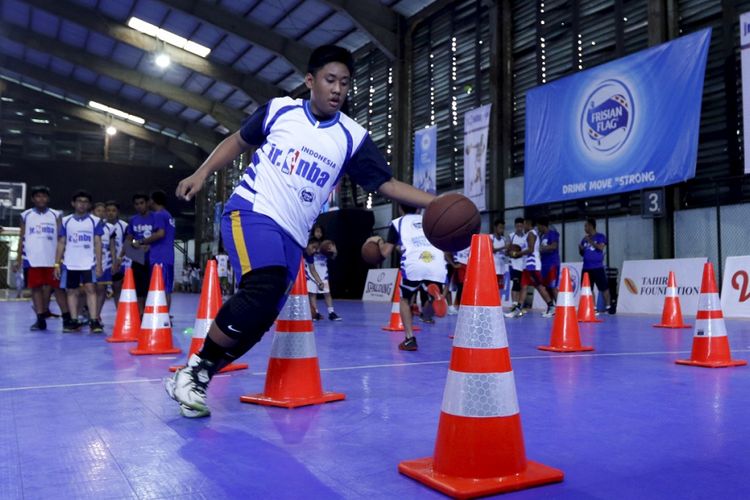 Anak-anak mengikuti tahap selection camp Jr NBA 2017 persembahan Frisian Flag Indonesia di Cilandak Sports Center, Jakarta Selatan, Sabtu (26/8/2017). Sebanyak 32 anak yang terpilih akan dilatih mantan pemain NBA, Sam Perkins pada national training Camp Jr. NBA September mendatang.  KOMPAS IMAGES/KRISTIANTO PURNOMO
