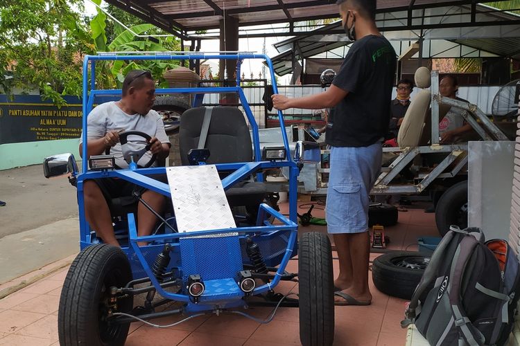 Suasana tempat pembuatan mobil listrik di teras rumah Yohanes di Kelurahan Kober, Kecamatan Purwokerto Barat, Kabupaten Banyumas, Jawa Tengah.