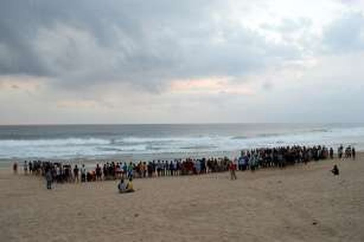 Pengunjung ikut melepaskan tukik (anak penyu hijau) di pantai Pangumbahan, Kecamatan Ciracap, Sukabumi, Jawa Barat,  Sabtu (27/8/2016). 