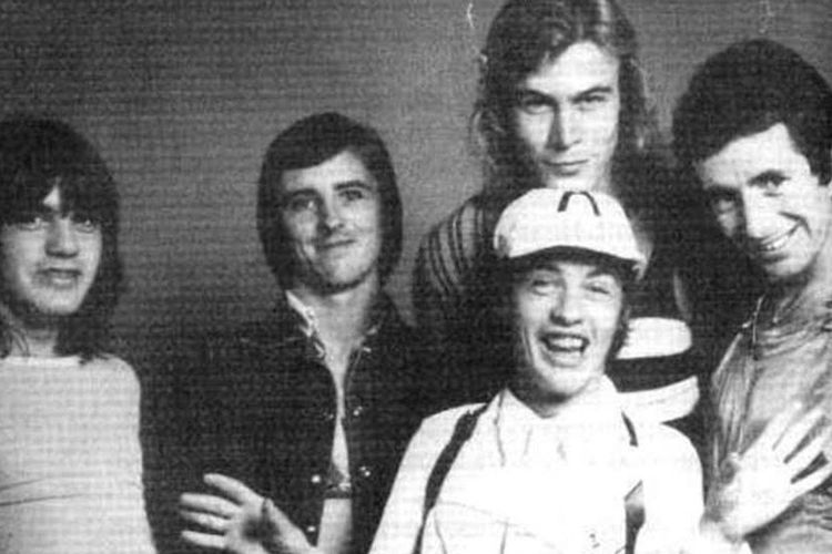 Grup band AC/DC formasi album High Voltage, termasuk Paul Matters di dalamnya sebagai pemain bass