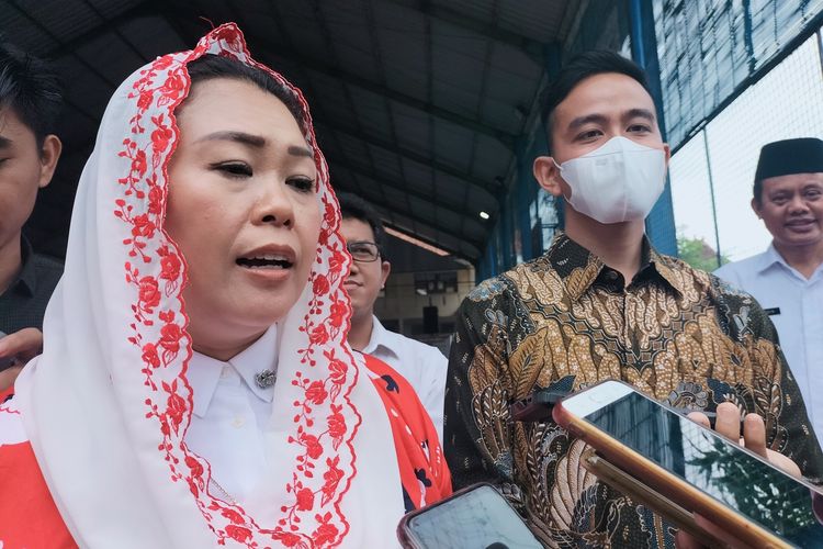 Ketua Partai Kedaulatan Bangsa Indonesia Baru (PKBIB), Yenny Wahid atau Putri Presiden ke-4 RI Abdurrahman Wahid dengan Gibran Rakabuming Raka, pada Senin (24/10/2022).