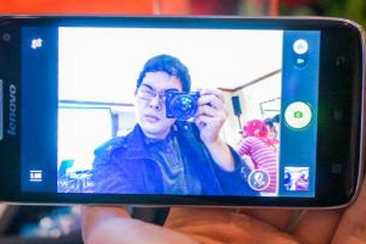 Cakupan lebar pada lensa kamera depan Lenovo Vibe X memudahkan foto selfie